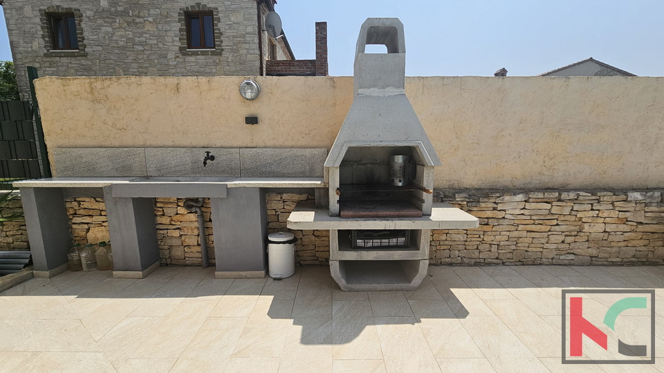 ISTRA, SVETVINČENAT, KUĆA SA BAZENOM I UREĐENOM OKUĆNICOM, 4 SPAVAĆE SOBE, 3 KUPAONICE, #PRODAJA