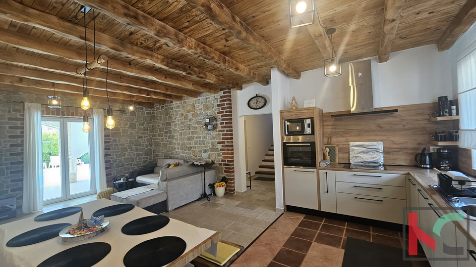 ISTRA, SVETVINČENAT, KUĆA SA BAZENOM I UREĐENOM OKUĆNICOM, 4 SPAVAĆE SOBE, 3 KUPAONICE, #PRODAJA