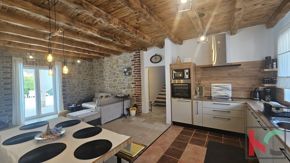 ISTRA, SVETVINČENAT, KUĆA SA BAZENOM I UREĐENOM OKUĆNICOM, 4 SPAVAĆE SOBE, 3 KUPAONICE, #PRODAJA
