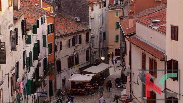 ROVINJ, CENTAR, VELIKI STAN U BAROKNOJ PALAČI 80M2 #PRODAJA