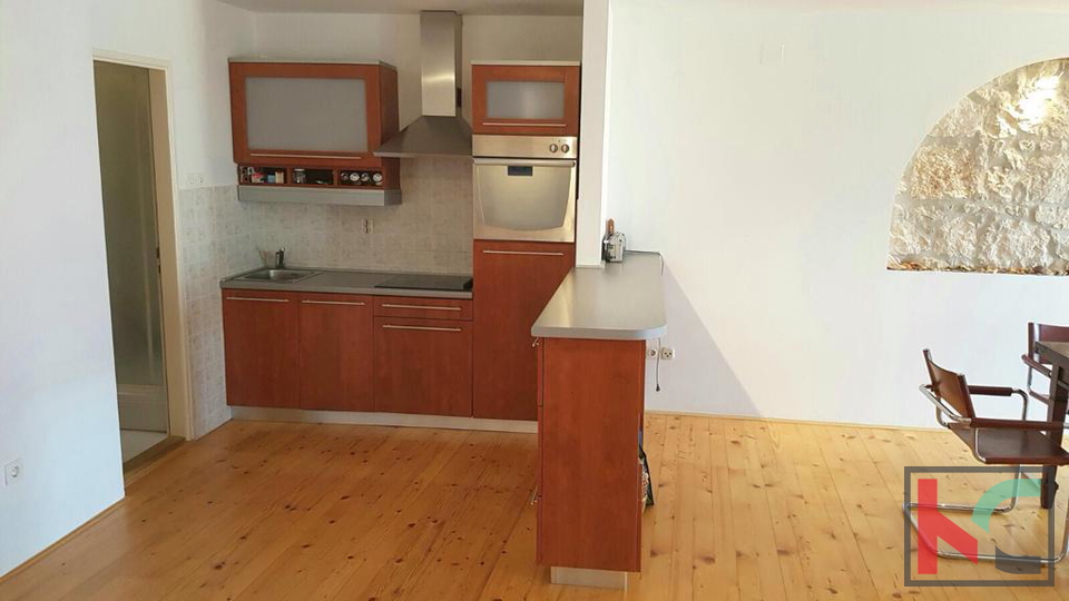 ROVINJ, CENTAR, VELIKI STAN U BAROKNOJ PALAČI 80M2 #PRODAJA