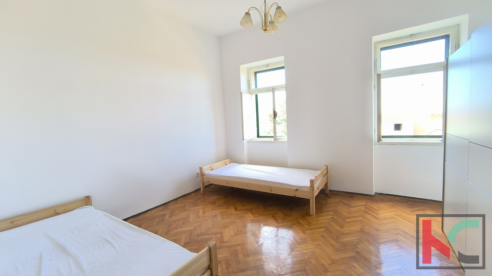 PULA, STAN 66 m2 I DIO DVORIŠTA U STROGOM CENTRU, KAŠTEL #PRODAJA
