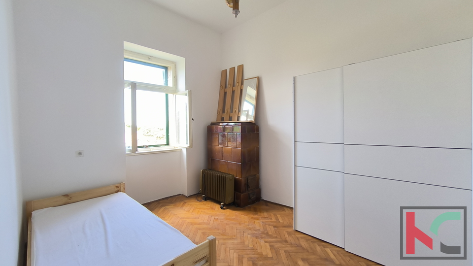PULA, STAN 66 m2 I DIO DVORIŠTA U STROGOM CENTRU, KAŠTEL #PRODAJA