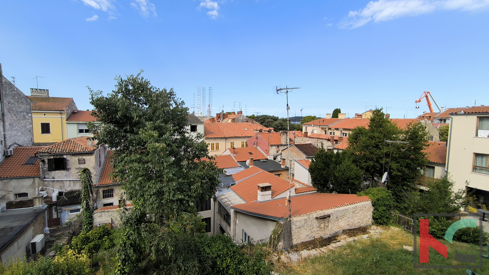 PULA, STAN 66 m2 I DIO DVORIŠTA U STROGOM CENTRU, KAŠTEL #PRODAJA