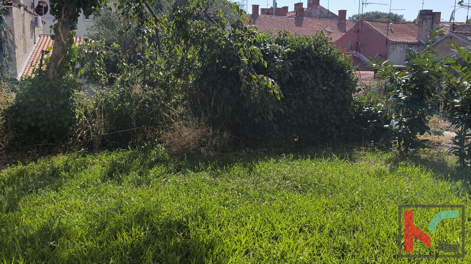 PULA, STAN 66 m2 I DIO DVORIŠTA U STROGOM CENTRU, KAŠTEL #PRODAJA
