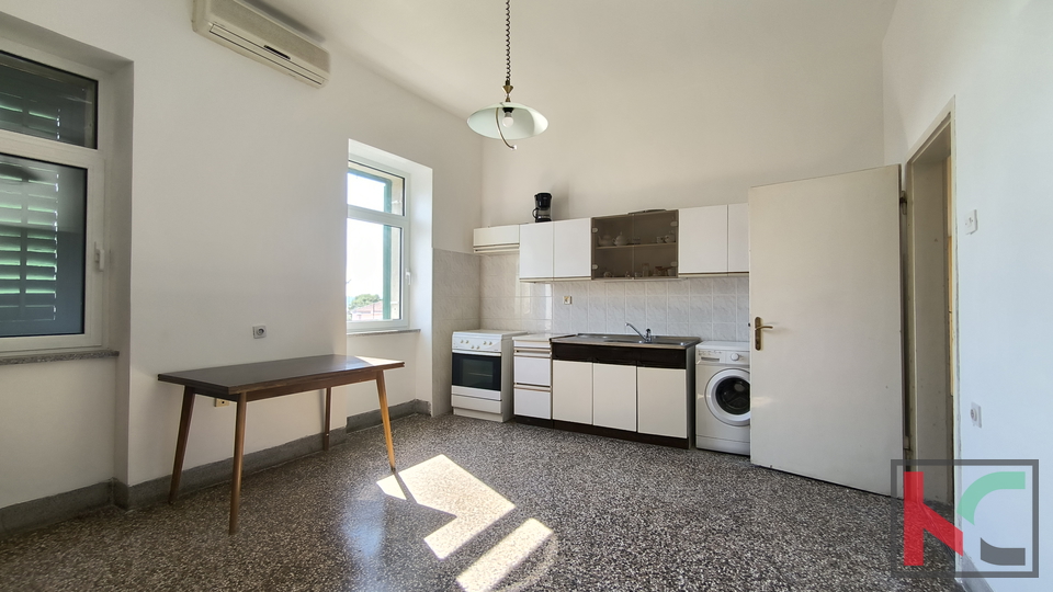 PULA, STAN 66 m2 I DIO DVORIŠTA U STROGOM CENTRU, KAŠTEL #PRODAJA