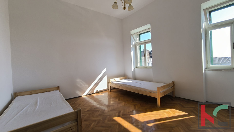 PULA, STAN 66 m2 I DIO DVORIŠTA U STROGOM CENTRU, KAŠTEL #PRODAJA