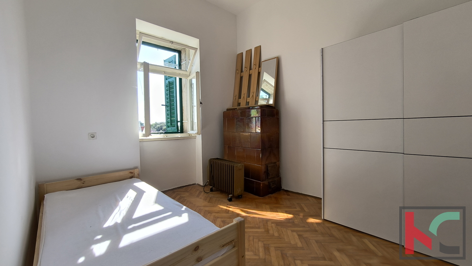 PULA, STAN 66 m2 I DIO DVORIŠTA U STROGOM CENTRU, KAŠTEL #PRODAJA