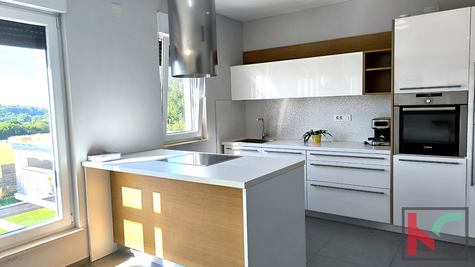 Pula&comma; dru&zcaron;inska hi&scaron;a s bazenom v mirnem delu mesta &num;prodaja