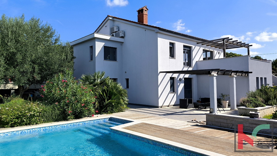 Pula&comma; dru&zcaron;inska hi&scaron;a s bazenom v mirnem delu mesta &num;prodaja