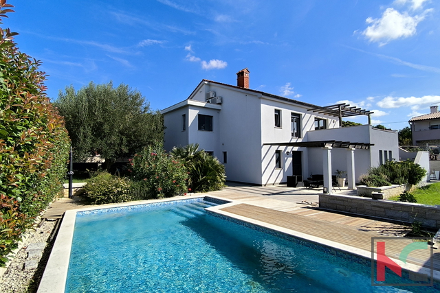 PULA, OBITELJSKA KUĆA SA BAZENOM U MIRNOM DIJELU GRADA #PRODAJA