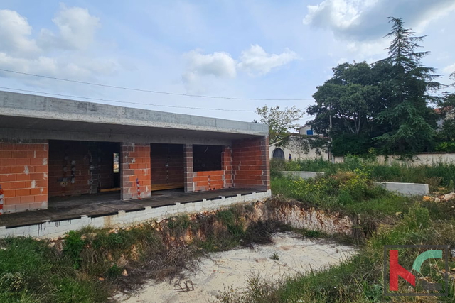 ISTRA, MUNTIĆ, KUĆA U ROHBAU FAZI SA GRAĐEVINSKOM DOZVOLOM #PRODAJA