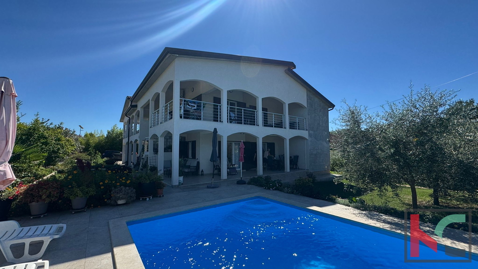 ISTRA, NOVA VAS, KUĆA SA 5  STAMBENIH JEDINICA I BAZENOM #PRODAJA