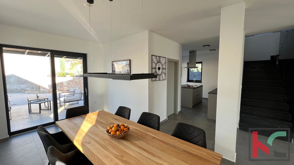 ISTRA, SVETVINČENAT, MODERNA VILA S BAZENOM #PRODAJA