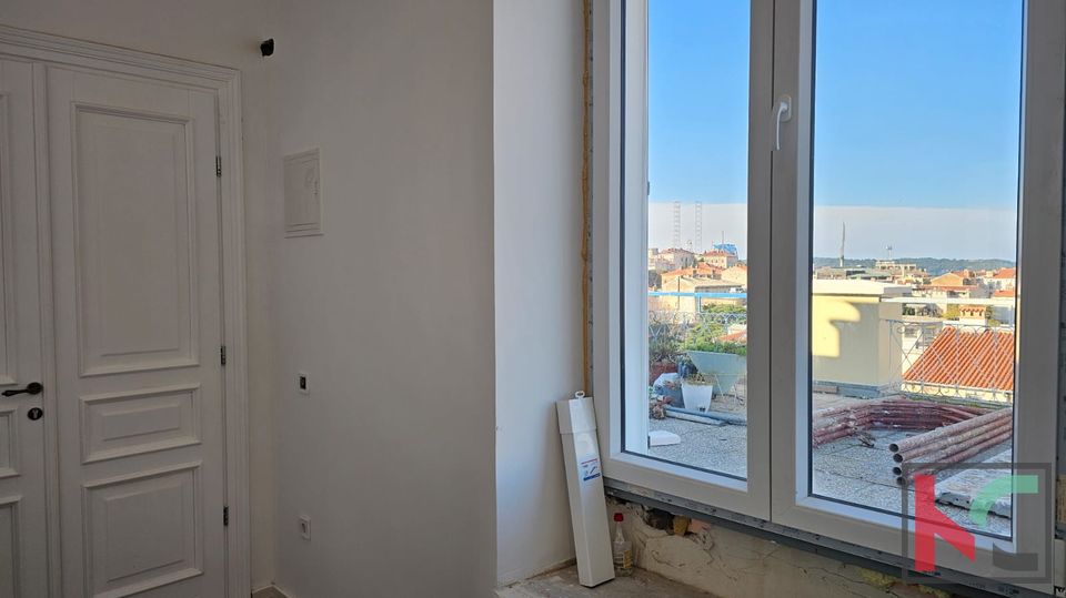 PULA&comma; CENTAR&comma; RENOVIRANI STAN 2SS&plus;DB&comma; POGLED NA GRAD&comma; &num;PRODAJA