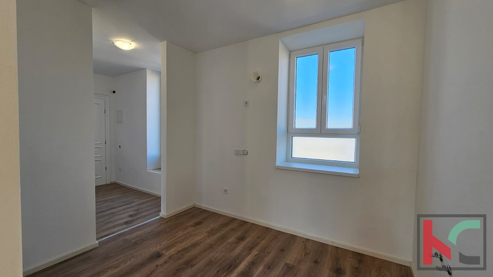 PULA&comma; CENTAR&comma; RENOVIRANI STAN 2SS&plus;DB&comma; POGLED NA GRAD&comma; &num;PRODAJA