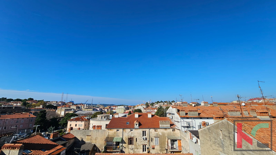 PULA&comma; CENTAR&comma; RENOVIRANI STAN 2SS&plus;DB&comma; POGLED NA GRAD&comma; &num;PRODAJA