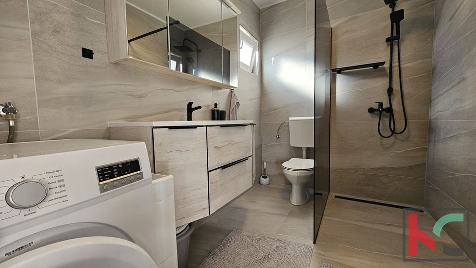 ISTRA&comma; MEDULIN&comma; KU&Cacute;A SA DVA STANA I DVORI&Scaron;TEM U CENTRU&comma; &num;PRODAJA