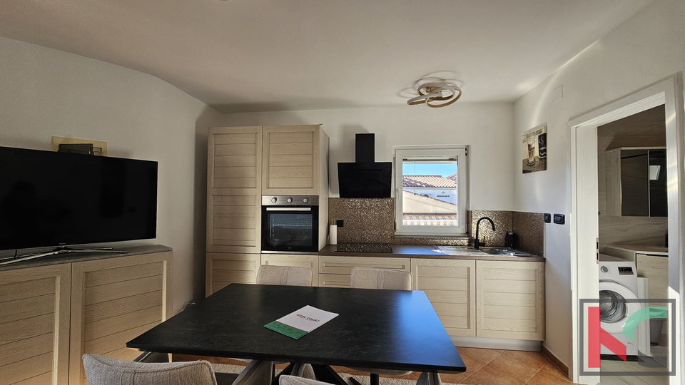 ISTRA&comma; MEDULIN&comma; KU&Cacute;A SA DVA STANA I DVORI&Scaron;TEM U CENTRU&comma; &num;PRODAJA