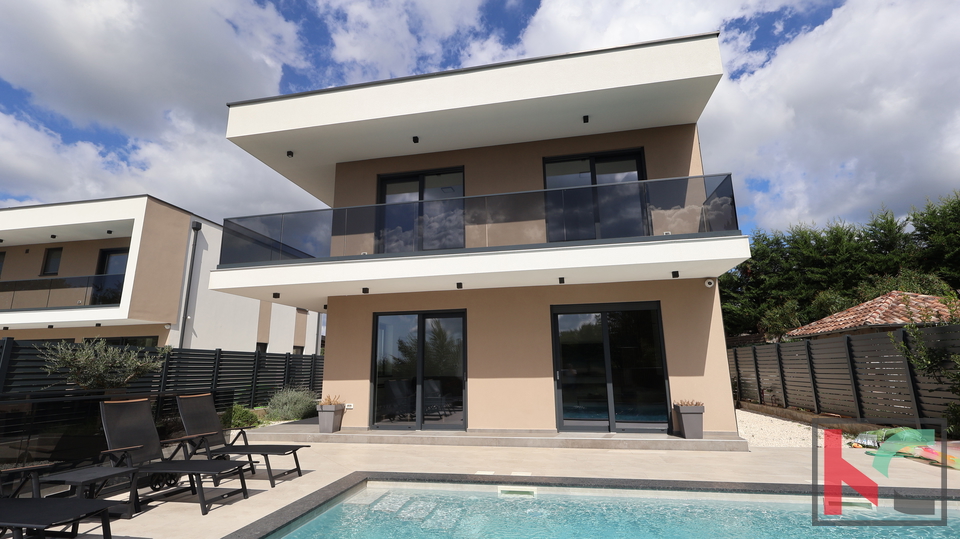 ISTRA, SVETVINČENAT, MODERNA VILA S BAZENOM #PRODAJA