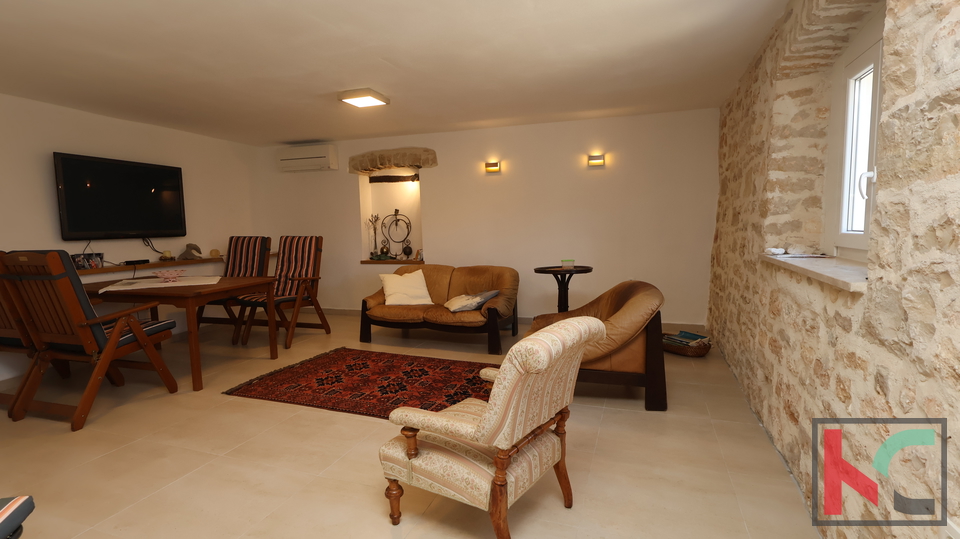 ISTRA&comma; BARBAN - OBNOVLJENA KU&Cacute;A U STAROGRADSKOJ JEZGRI&comma; &num;PRODAJA