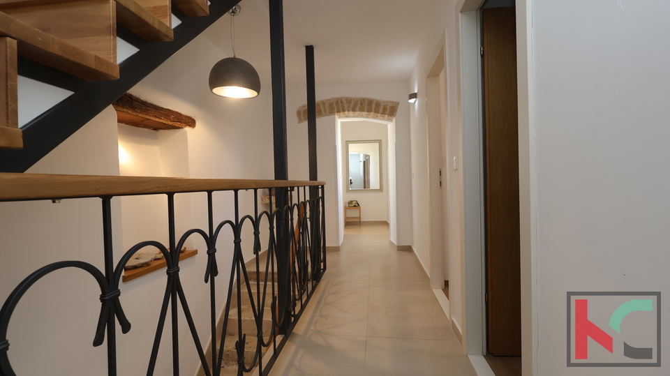 ISTRA&comma; BARBAN - OBNOVLJENA KU&Cacute;A U STAROGRADSKOJ JEZGRI&comma; &num;PRODAJA