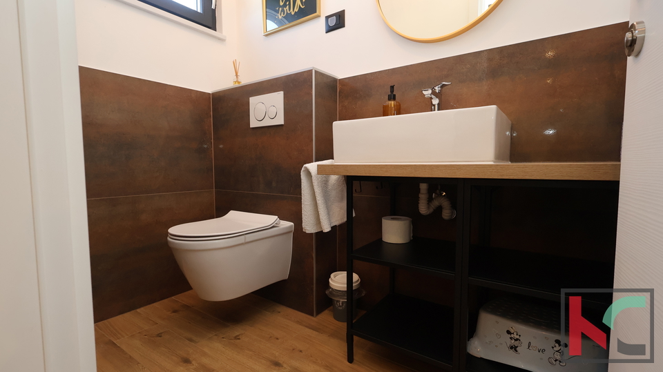 ISTRA&comma; BARBAN&comma; KU&Cacute;A SA TRI SPAVA&Cacute;E SOBE I BAZENOM &num;PRODAJA