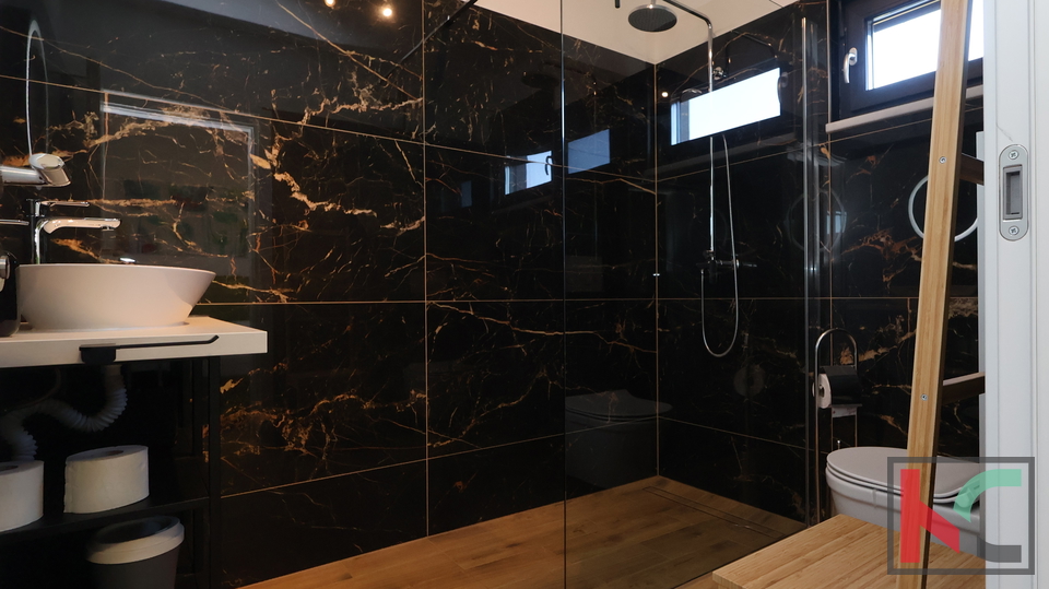 ISTRA&comma; BARBAN&comma; KU&Cacute;A SA TRI SPAVA&Cacute;E SOBE I BAZENOM &num;PRODAJA