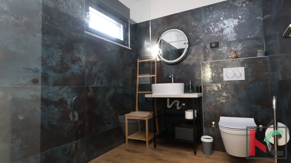 ISTRA&comma; BARBAN&comma; KU&Cacute;A SA TRI SPAVA&Cacute;E SOBE I BAZENOM &num;PRODAJA