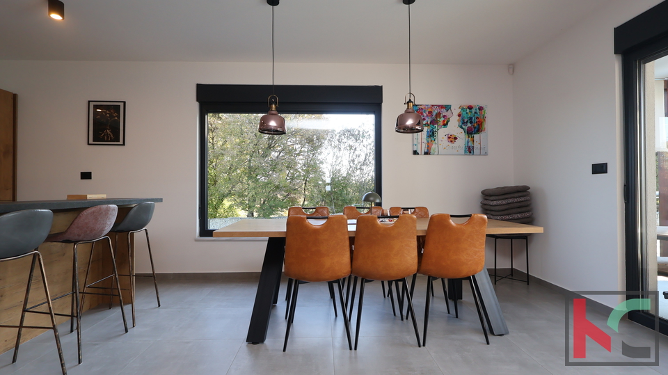 ISTRA&comma; BARBAN&comma; KU&Cacute;A SA TRI SPAVA&Cacute;E SOBE I BAZENOM &num;PRODAJA