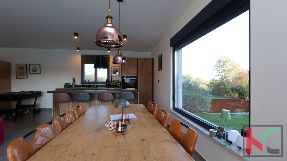 ISTRA&comma; BARBAN&comma; KU&Cacute;A SA TRI SPAVA&Cacute;E SOBE I BAZENOM &num;PRODAJA