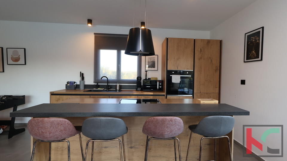 ISTRA&comma; BARBAN&comma; KU&Cacute;A SA TRI SPAVA&Cacute;E SOBE I BAZENOM &num;PRODAJA