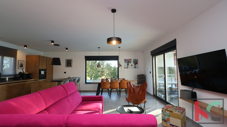 ISTRA&comma; BARBAN&comma; KU&Cacute;A SA TRI SPAVA&Cacute;E SOBE I BAZENOM &num;PRODAJA