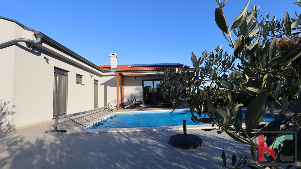 ISTRA&comma; BARBAN&comma; KU&Cacute;A SA TRI SPAVA&Cacute;E SOBE I BAZENOM &num;PRODAJA