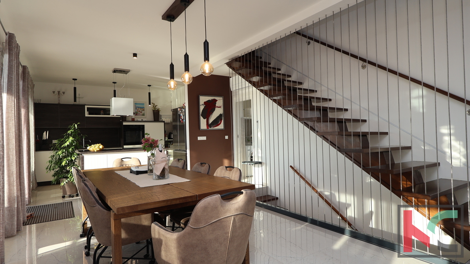 MEDULIN&comma; LUKSUZNA VILA SA OTVORENIM  POGLEDOM NA MORE I PADAJU&Cacute;IM BAZENOM &num;PRODAJA