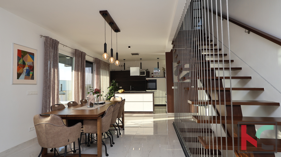 MEDULIN&comma; LUKSUZNA VILA SA OTVORENIM  POGLEDOM NA MORE I PADAJU&Cacute;IM BAZENOM &num;PRODAJA