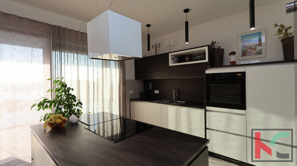 MEDULIN&comma; LUKSUZNA VILA SA OTVORENIM  POGLEDOM NA MORE I PADAJU&Cacute;IM BAZENOM &num;PRODAJA