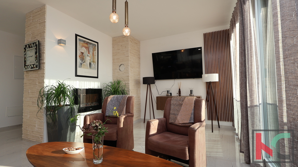 MEDULIN&comma; LUKSUZNA VILA SA OTVORENIM  POGLEDOM NA MORE I PADAJU&Cacute;IM BAZENOM &num;PRODAJA