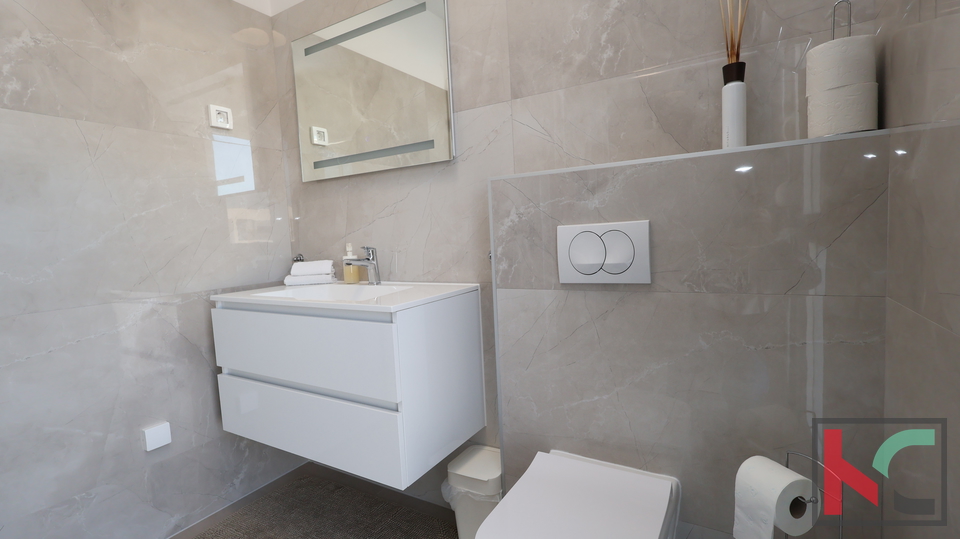 MEDULIN&comma; LUKSUZNA VILA SA OTVORENIM  POGLEDOM NA MORE I PADAJU&Cacute;IM BAZENOM &num;PRODAJA