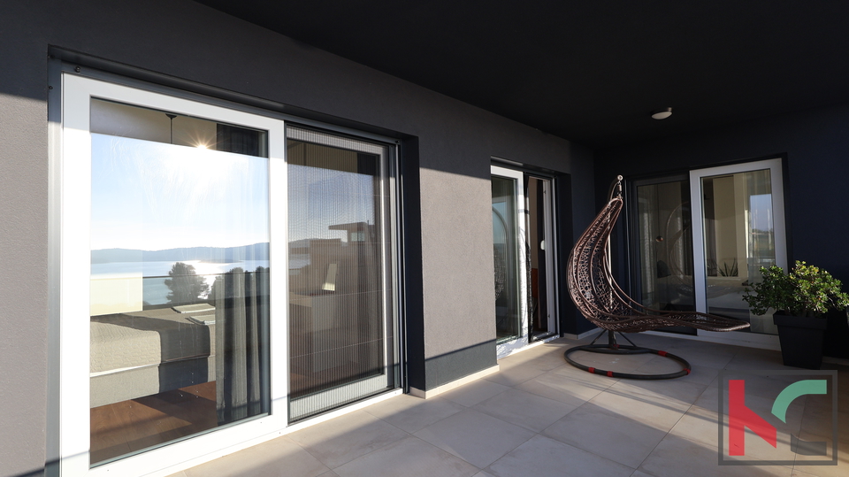 MEDULIN&comma; LUKSUZNA VILA SA OTVORENIM  POGLEDOM NA MORE I PADAJU&Cacute;IM BAZENOM &num;PRODAJA