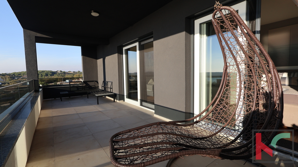 MEDULIN&comma; LUKSUZNA VILA SA OTVORENIM  POGLEDOM NA MORE I PADAJU&Cacute;IM BAZENOM &num;PRODAJA