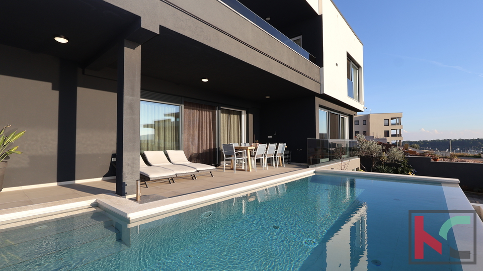 MEDULIN&comma; LUKSUZNA VILA SA OTVORENIM  POGLEDOM NA MORE I PADAJU&Cacute;IM BAZENOM &num;PRODAJA