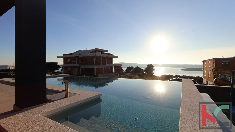 MEDULIN&comma; LUKSUZNA VILA SA OTVORENIM  POGLEDOM NA MORE I PADAJU&Cacute;IM BAZENOM &num;PRODAJA