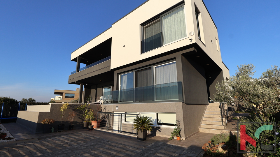 MEDULIN&comma; LUKSUZNA VILA SA OTVORENIM  POGLEDOM NA MORE I PADAJU&Cacute;IM BAZENOM &num;PRODAJA