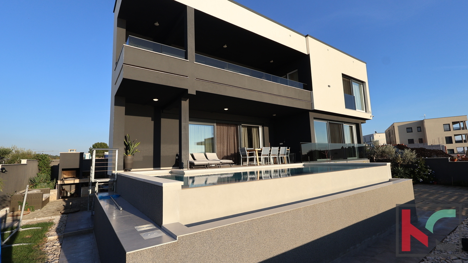 MEDULIN&comma; LUKSUZNA VILA SA OTVORENIM  POGLEDOM NA MORE I PADAJU&Cacute;IM BAZENOM &num;PRODAJA