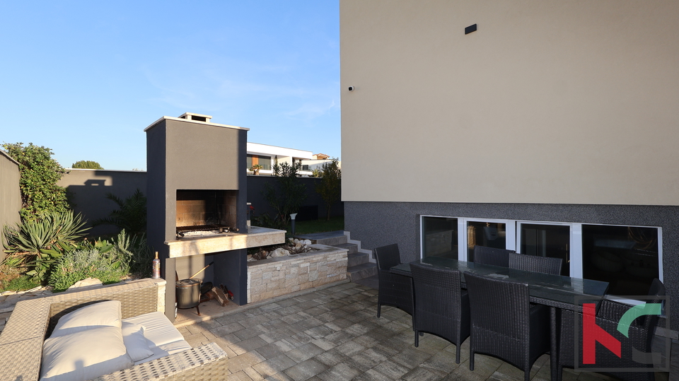 MEDULIN&comma; LUKSUZNA VILA SA OTVORENIM  POGLEDOM NA MORE I PADAJU&Cacute;IM BAZENOM &num;PRODAJA