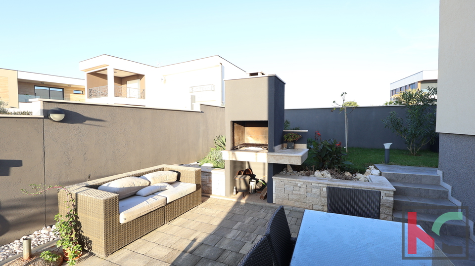 MEDULIN&comma; LUKSUZNA VILA SA OTVORENIM  POGLEDOM NA MORE I PADAJU&Cacute;IM BAZENOM &num;PRODAJA