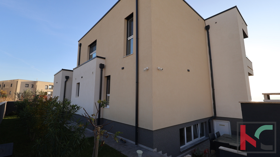 MEDULIN&comma; LUKSUZNA VILA SA OTVORENIM  POGLEDOM NA MORE I PADAJU&Cacute;IM BAZENOM &num;PRODAJA