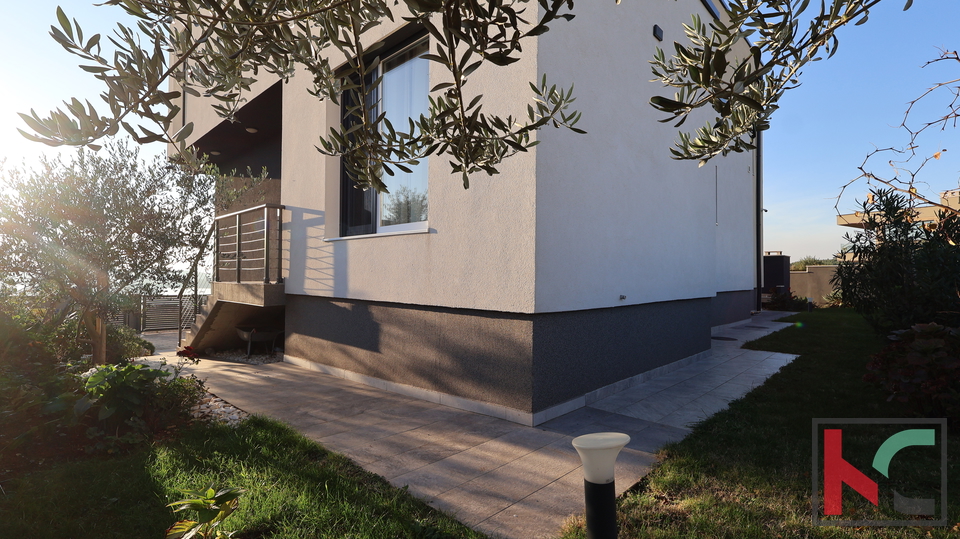 MEDULIN&comma; LUKSUZNA VILA SA OTVORENIM  POGLEDOM NA MORE I PADAJU&Cacute;IM BAZENOM &num;PRODAJA