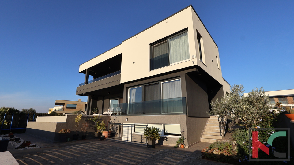 MEDULIN&comma; LUKSUZNA VILA SA OTVORENIM  POGLEDOM NA MORE I PADAJU&Cacute;IM BAZENOM &num;PRODAJA